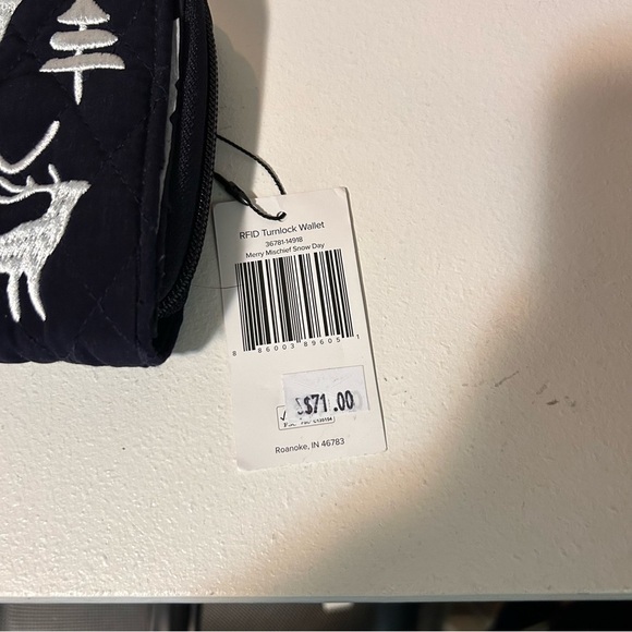 Vera Bradley RFID Turnlock Wallet in "Merry Mischief Snow Day" Embroidered - Picture 2 of 8